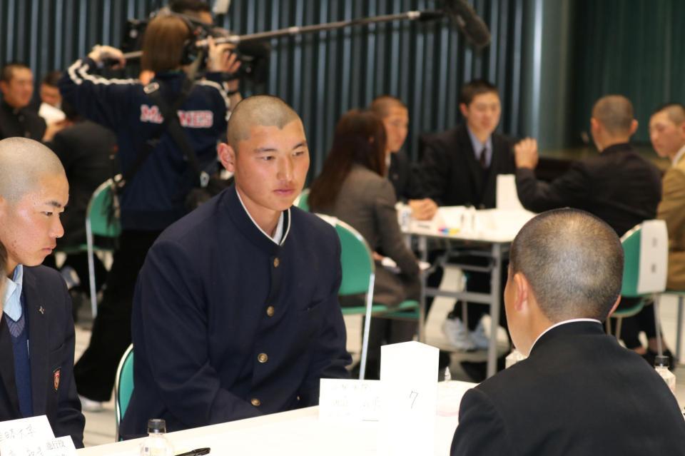 グループで話し合う菰田主将（中央）