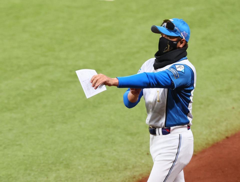 メンバー表交換に向かう新庄監督（撮影・中島達哉）