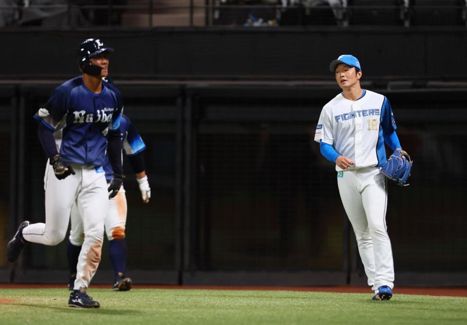 ９回、中島のエラーで逆転を許し、肩を落とす玉井（右）＝撮影・中島達哉