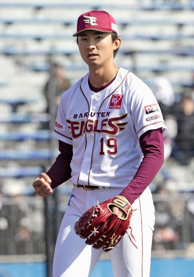 　４回を投げ終えガッツポーズする楽天・荘司＝静岡