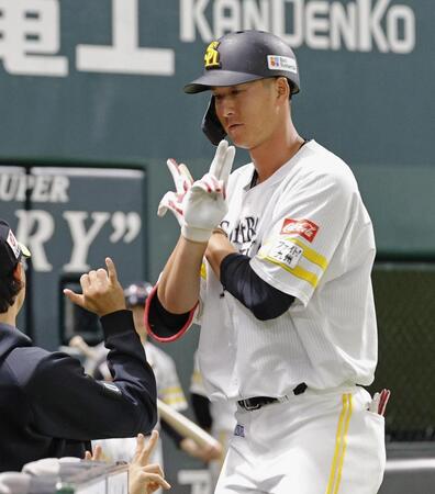 　２回、本塁打を放ちポーズをとるソフトバンク・秋広＝みずほペイペイドーム