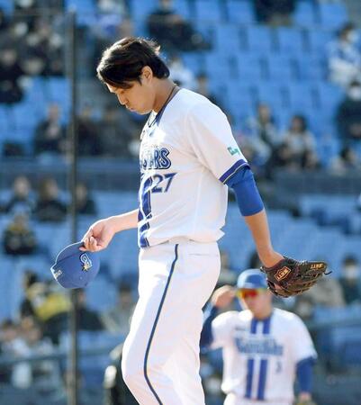 　７回、鵜飼に死球を与え帽子を取る藤浪（撮影・佐藤厚）