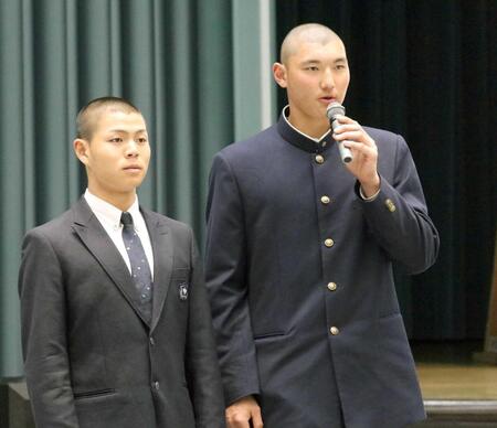 　センバツへの意気込みを語る山梨学院・菰田（右）