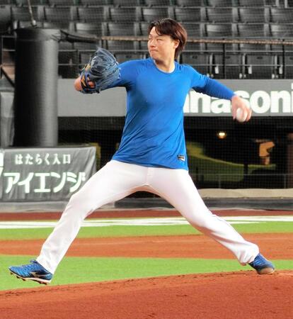 マウンドから投球練習をする日本ハム・山崎