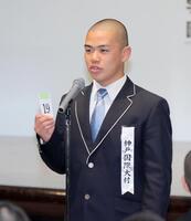 抽選会で番号を読み上げる神戸国際大付・井本康太主将