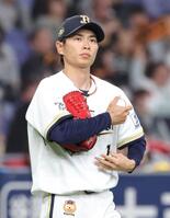 ２回、泉口に先制適時打を許し、厳しい表情の山岡（撮影・坂部計介）