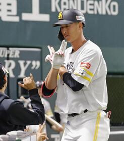 　２回、本塁打を放ちポーズをとるソフトバンク・秋広＝みずほペイペイドーム