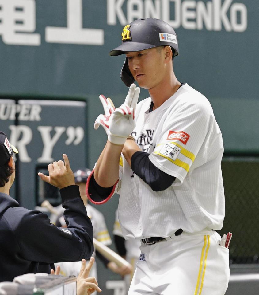 　２回、本塁打を放ちポーズをとるソフトバンク・秋広＝みずほペイペイドーム