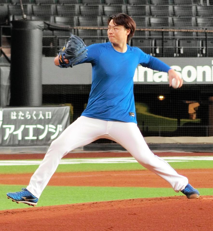 マウンドから投球練習をする日本ハム・山崎