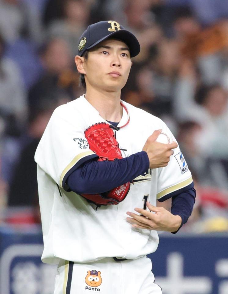 ２回、泉口に先制適時打を許し、厳しい表情の山岡（撮影・坂部計介）