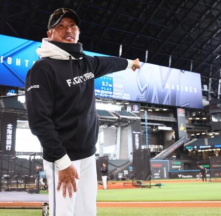 「ＳＨＩＮＪＯボードに当てて１１１万円をＧＥＴしま賞」のスポンサーを募集し、囲み取材を受ける日本ハム・新庄剛志監督（撮影・中島達哉）