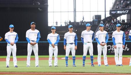 新入団選手お披露目セレモニーで並ぶ（左から）大川、エドポロ、大塚、半田、藤森、常谷、横山（撮影・中島達哉）