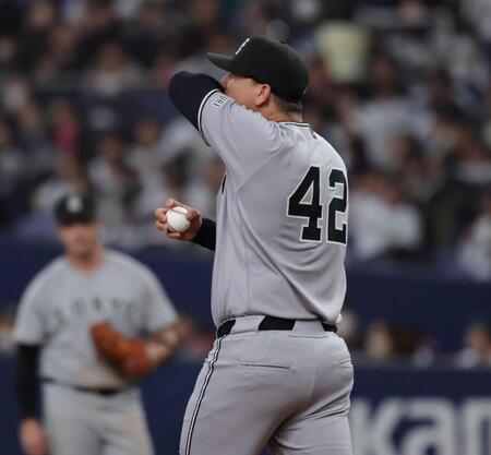 初回に失点し、汗をぬぐうマタ（撮影・坂部計介）