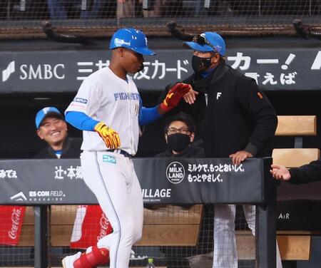 エドポロ（左から２人目）を迎える新庄監督（撮影・中島達哉）