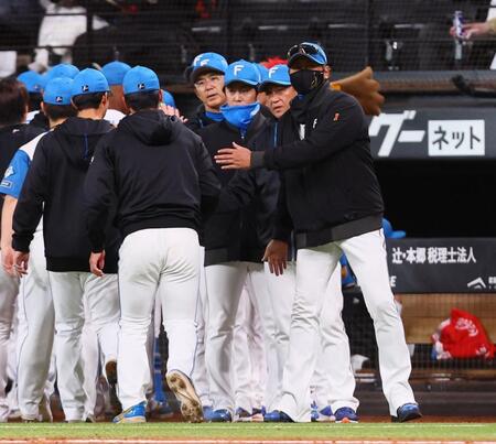 ナインを迎える新庄監督（右）＝撮影・中島達哉