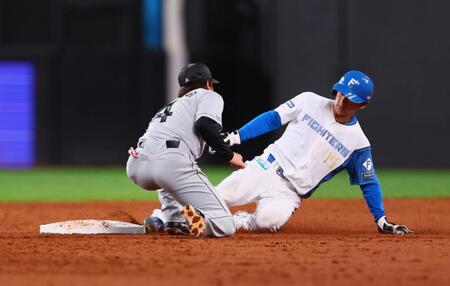 ３回、打者西川の時に二塁盗塁を決める大塚（撮影・中島達哉）