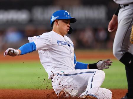 ３回、先制２点適時三塁打を放ち、三塁へすべり込む常谷（撮影・中島達哉）