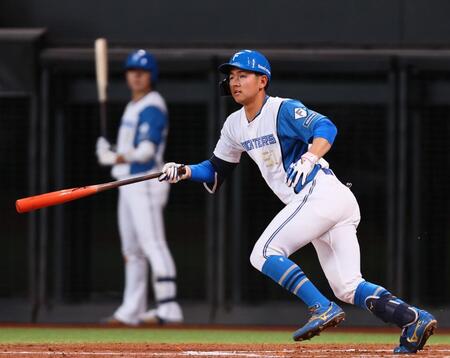 ３回、左前打を放つ半田（撮影・中島達哉）