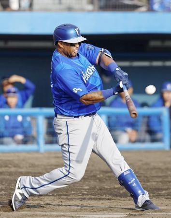 　８回、中越えに３ランを放つＤｅＮＡ・ビシエド＝静岡