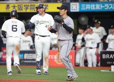 ４回、杉沢に適時打を許し、マウンドに戻る則本（撮影・坂部計介）