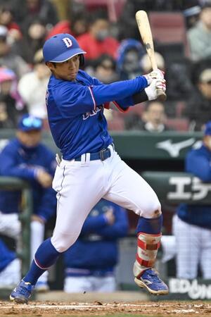 　３回、二塁へ内野安打を放つ田中