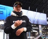 「ＳＨＩＮＪＯボードに当てて１１１万円をＧＥＴしま賞」のスポンサーを募集し、囲み取材を受ける日本ハム・新庄剛志監督（撮影・中島達哉）