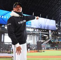 「ＳＨＩＮＪＯボードに当てて１１１万円をＧＥＴしま賞」のスポンサーを募集し、囲み取材を受ける日本ハム・新庄剛志監督（撮影・中島達哉）