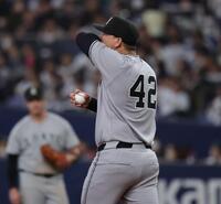 初回に失点し、汗をぬぐうマタ（撮影・坂部計介）