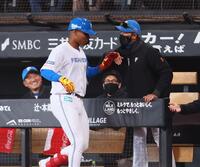 エドポロ（左から２人目）を迎える新庄監督（撮影・中島達哉）