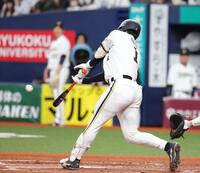 ２回、太田は体勢を崩しながらも中前に適時打を放つ（撮影・坂部計介）