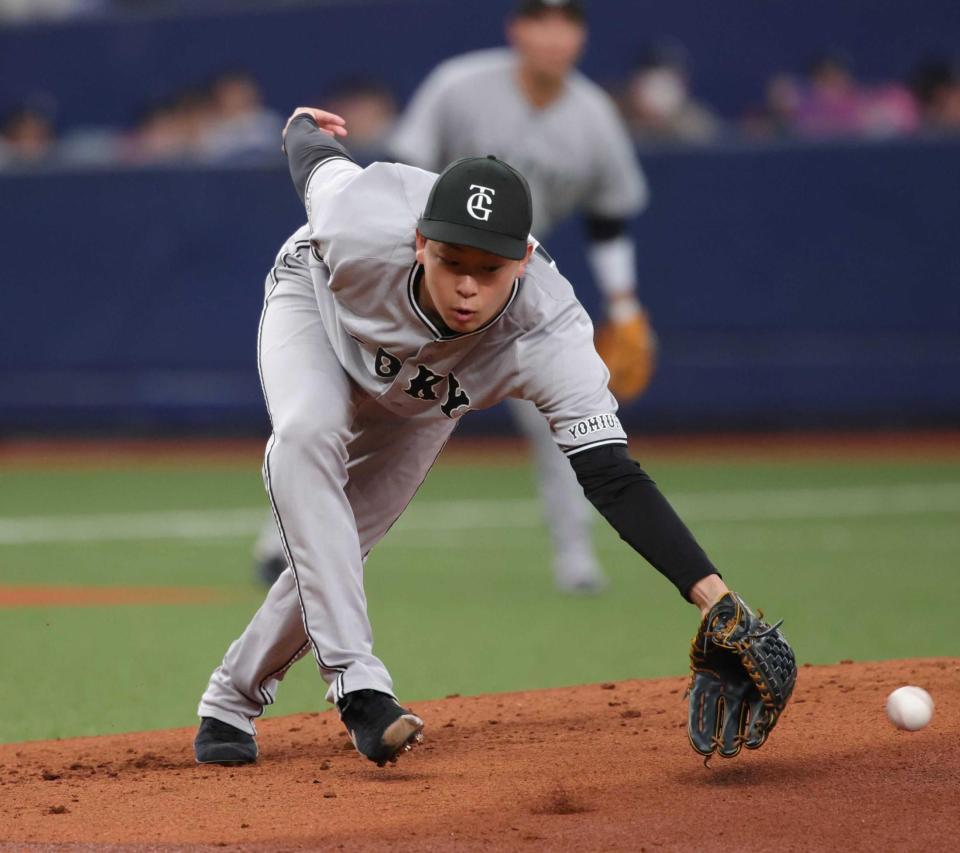 　２回、山崎は中川の打球にグラブを出す（撮影・坂部計介）