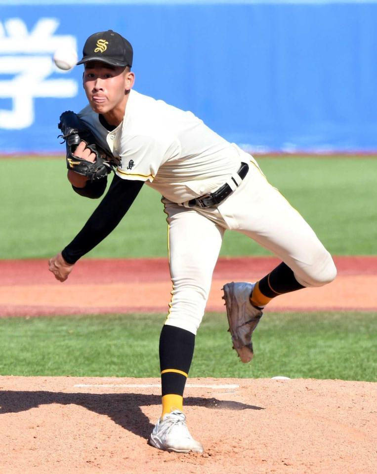 明治神宮野球大会で力投する崇徳・徳丸凜空