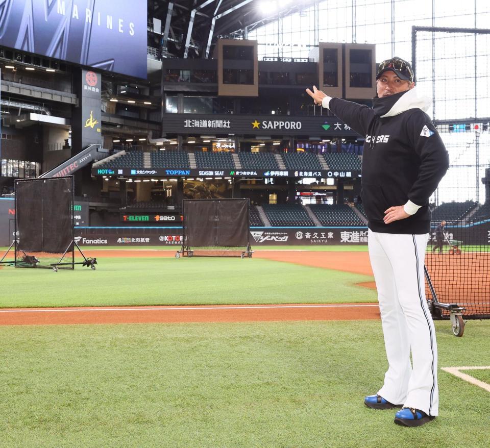 「ＳＨＩＮＪＯボードに当てて１１１万円をＧＥＴしま賞」のスポンサーを募集し、ＳＨＩＮＪＯボードを指さす日本ハム・新庄剛志監督（撮影・中島達哉）