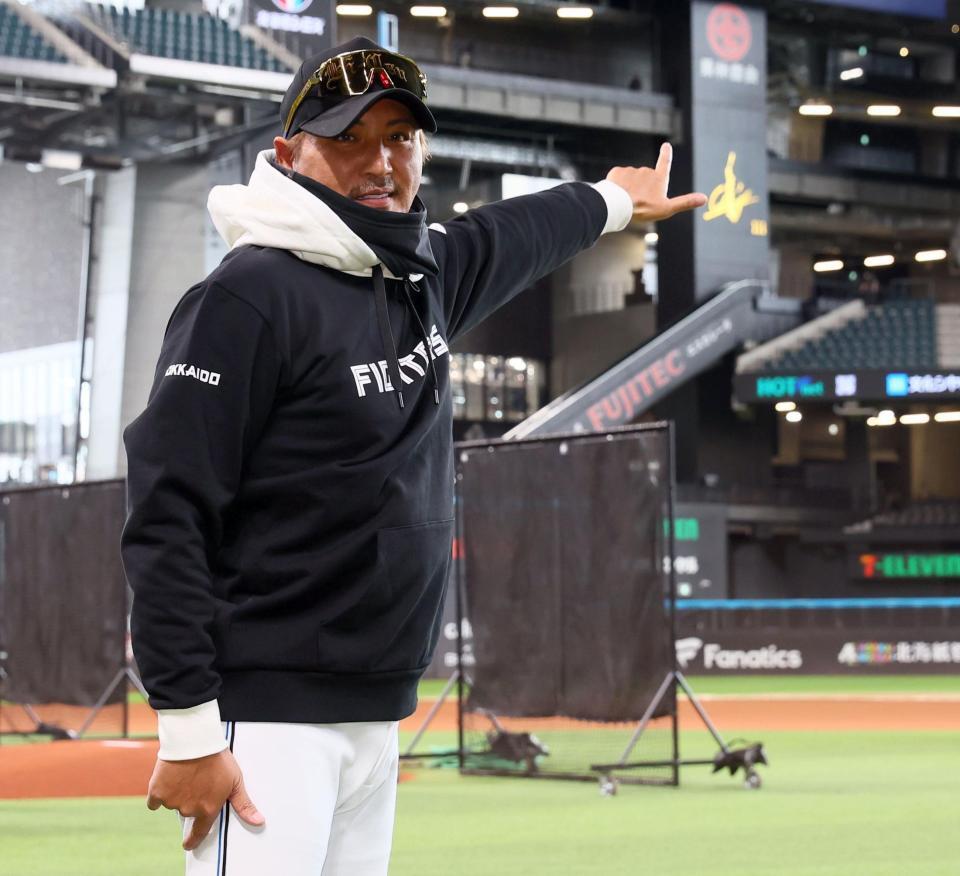 「ＳＨＩＮＪＯボードに当てて１１１万円をＧＥＴしま賞」のスポンサーを募集し、ＳＨＩＮＪＯボードを指さす日本ハム・新庄剛志監督（撮影・中島達哉）