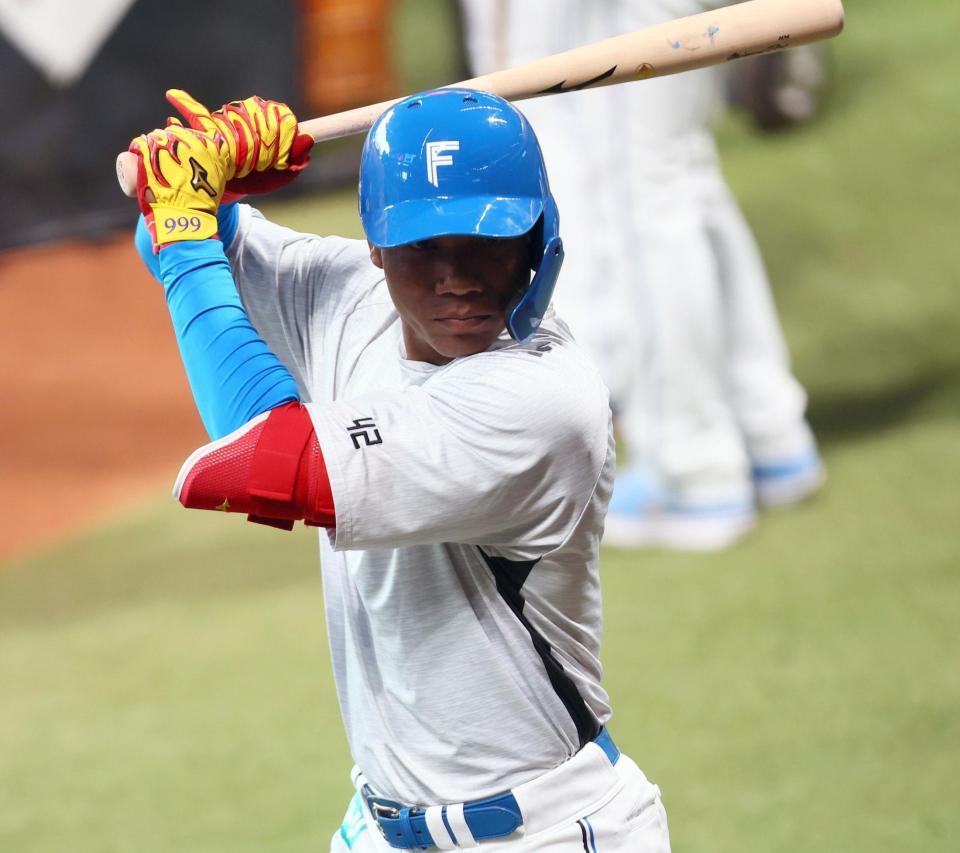 打撃練習をするエドポロケイン（撮影・中島達哉）