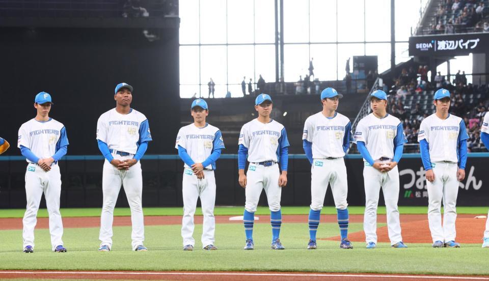 新入団選手お披露目セレモニーで並ぶ（左から）大川、エドポロ、大塚、半田、藤森、常谷、横山（撮影・中島達哉）