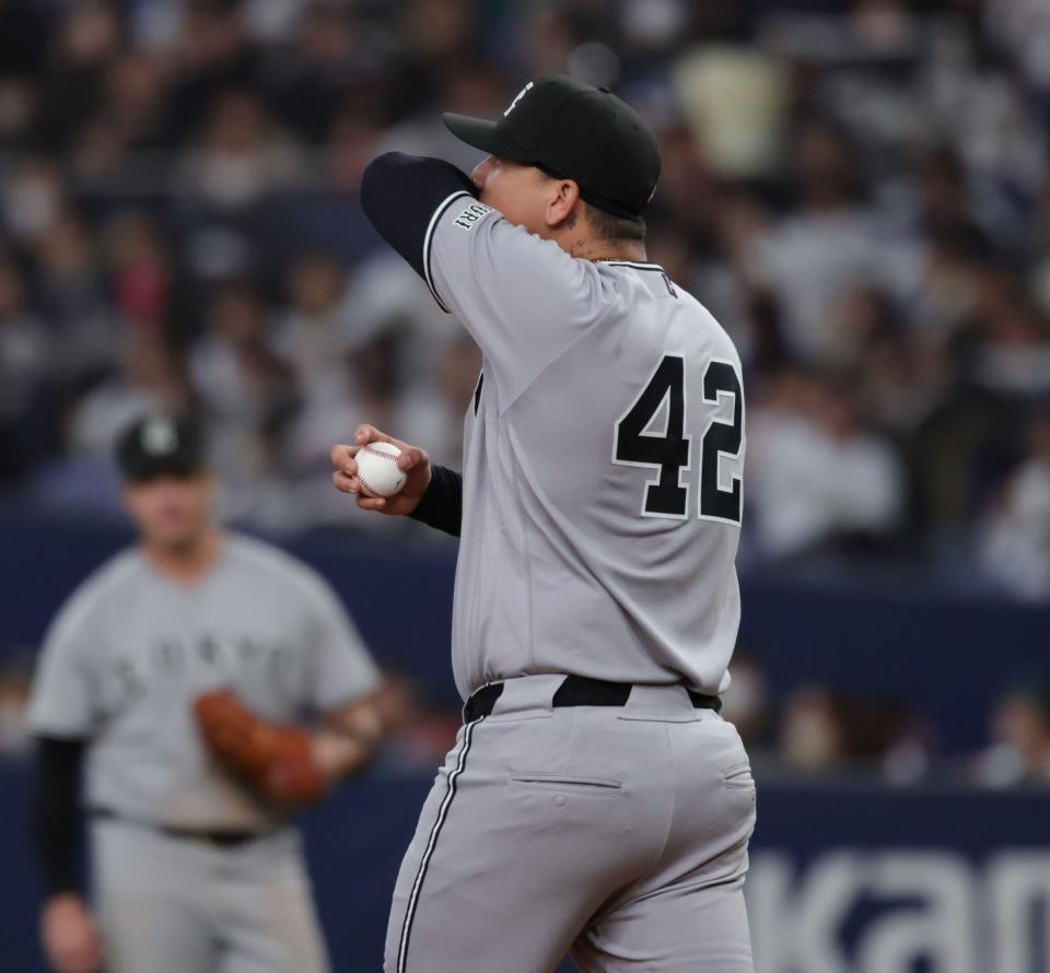 初回に失点し、汗をぬぐうマタ（撮影・坂部計介）