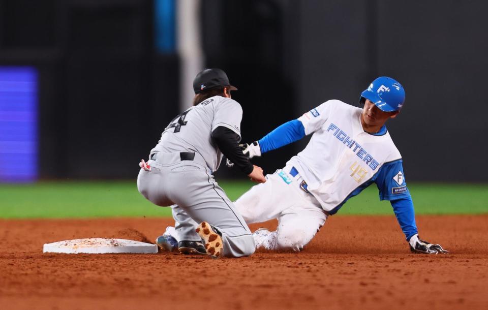 ３回、打者西川の時に二塁盗塁を決める大塚（撮影・中島達哉）