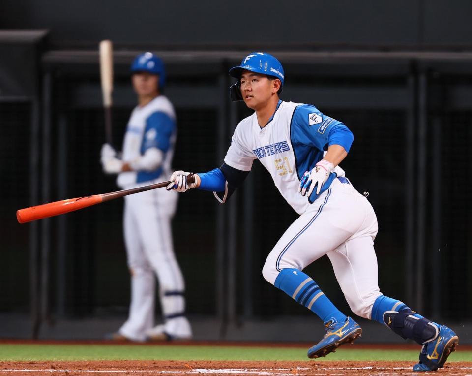 ３回、左前打を放つ半田（撮影・中島達哉）