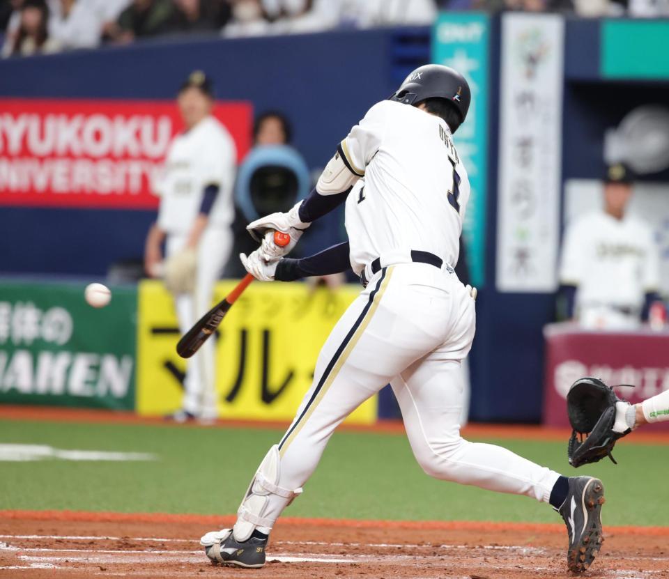 ２回、太田は体勢を崩しながらも中前に適時打を放つ（撮影・坂部計介）