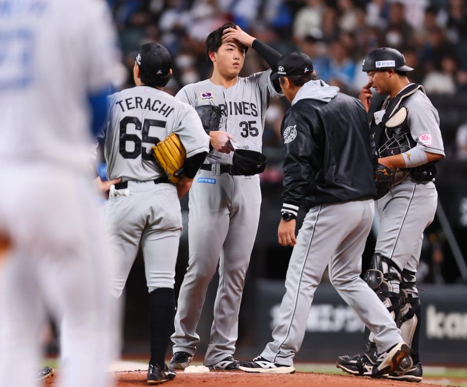 　３回、先制点を許し、汗をぬぐう田中（中央）らロッテナイン（撮影・中島達哉）