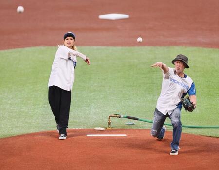 ファーストピッチセレモニーで投球するＤｏ　Ａｓ　Ｉｎｆｉｎｉｔｙ・伴都美子（左）とＤｏ　Ａｓ　Ｉｎｆｉｎｉｔｙ・大渡亮（撮影・中島達哉）