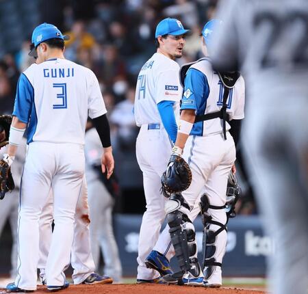 ３回２死満塁で交代を告げられ、マウンドを降りる有原（中央）＝撮影・中島達哉