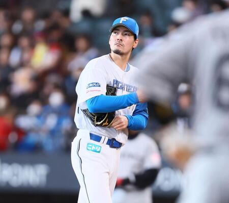 ２回、四球を与え、無死満塁のピンチになり、遠くを見つめる有原（撮影・中島達哉）