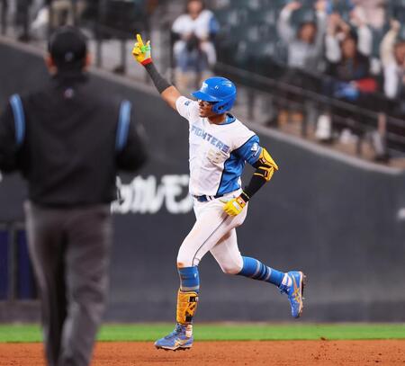 ９回、サヨナラソロを放ち、指を突き上げながらダイヤモンドを回る水谷（撮影・中島達哉）