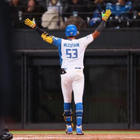 ９回、サヨナラソロを放ち、バンザイしながら生還した水谷（撮影・中島達哉）