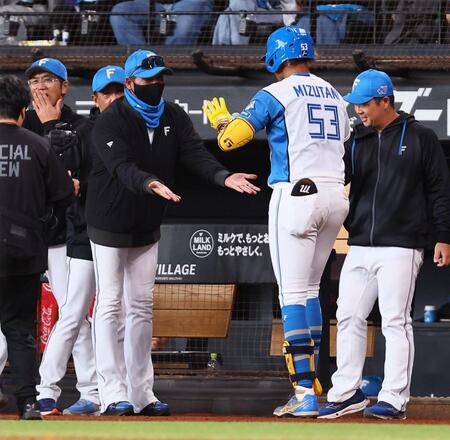 ９回、サヨナラソロを放った水谷（５３）を迎える新庄監督（中央左）＝撮影・中島達哉