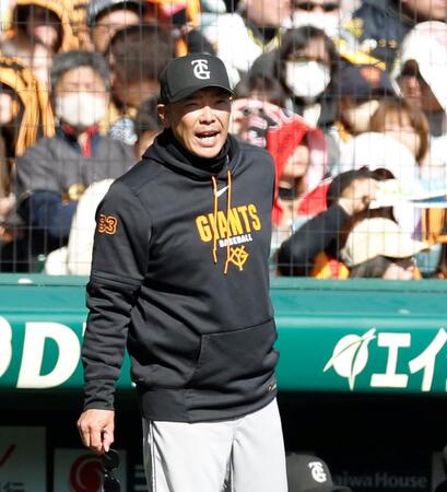 選手交代を告げる阿部監督（撮影・西田忠信）