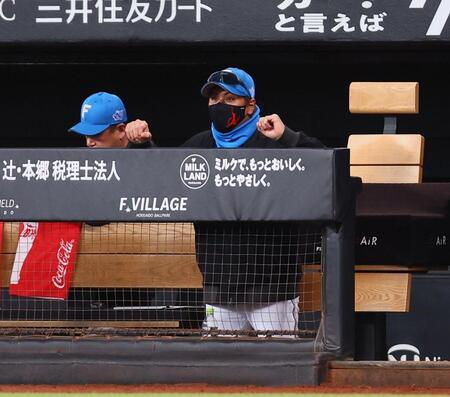 ９回を抑えた田中を見つめる新庄監督（右）（撮影・中島達哉）