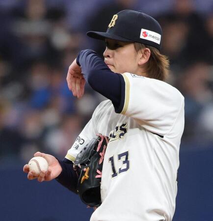 ６回、山川の内野ゴロで先制を許し、マウンドで汗をぬぐう寺西（撮影・坂部計介）